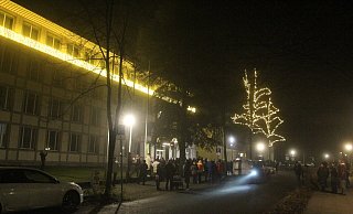 Menschen mit Kerzen und Lichterketten trafen sich am Montagabend zum Spaziergang durch die Bad Oeynhausener Innenstadt - und hörten Hannes Wader vorm Rathaus. - Ulf Hanke Menschen mit Kerzen und Lichterketten trafen sich am Montagabend zum Spaziergang durch die Bad Oeynhausener Innenstadt - und hörten Hannes Wader vorm Rathaus. - Ulf Hanke