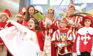 Das Kinderprinzenpaar mit seinem Gefolge begrüßt die mehr als 300 Gäste zum Bad Driburger Kinderkarneval. - Burkhard Battran Das Kinderprinzenpaar mit seinem Gefolge begrüßt die mehr als 300 Gäste zum Bad Driburger Kinderkarneval. - Burkhard Battran