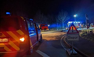 Ein Schwertransporter hat eine Ölspur hinterlassen. - Feuerwehr Peckelsheim Ein Schwertransporter hat eine Ölspur hinterlassen. - Feuerwehr Peckelsheim