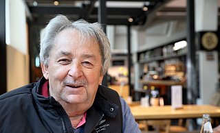 Fliegender Weihnachtsmann: Artist Johann Traber. - Frank-Michael Kiel-Steinkamp Fliegender Weihnachtsmann: Artist Johann Traber. - Frank-Michael Kiel-Steinkamp