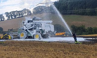 Bei Brakel muss die Feuerwehr einen brennenden Mähdrescher löschen. - Moritz Räker Bei Brakel muss die Feuerwehr einen brennenden Mähdrescher löschen. - Moritz Räker