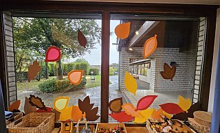Herbstblätter aus buntem Tonkarton und Transparentpapier sind ganz leicht zu basteln. - Alexandra Stratmeier Herbstblätter aus buntem Tonkarton und Transparentpapier sind ganz leicht zu basteln. - Alexandra Stratmeier