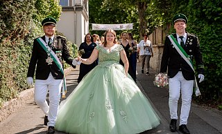 Hendrik Heisiph und Sarah Stang haben beste Laune beim Festumzug am Sonntag. - sabrinaklein-photo Hendrik Heisiph und Sarah Stang haben beste Laune beim Festumzug am Sonntag. - sabrinaklein-photo
