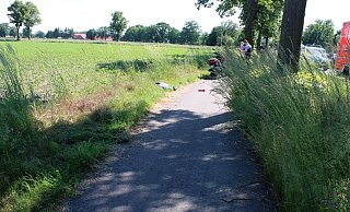 Eine Kurve sowie hohes Gras schränkten die Sicht ein. - Polizei Minden-Lübbecke Eine Kurve sowie hohes Gras schränkten die Sicht ein. - Polizei Minden-Lübbecke