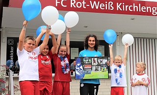 Gelungene Überraschung: Die Jugendkicker von RW Kirchlengern bereiteten Arda Simit einen tollen Abschied. - Florian Finke Gelungene Überraschung: Die Jugendkicker von RW Kirchlengern bereiteten Arda Simit einen tollen Abschied. - Florian Finke