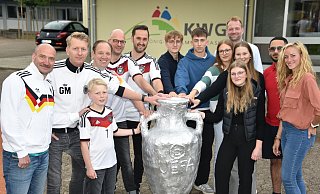Mit Pokal: Christoph Altmiks (v. l.), Markus und Henri Finger, Steffen Mönnekes, Manuel Wenzel, Stephan Watermeyer, Jakob Wirth, Rouven Speith, Carla Pamme, Thorsten Lammert (stellv. Schulleiter), Mira Daase, Mariella Lindner, Gerges Saad und Margret Frese. - Thomas Kube Mit Pokal: Christoph Altmiks (v. l.), Markus und Henri Finger, Steffen Mönnekes, Manuel Wenzel, Stephan Watermeyer, Jakob Wirth, Rouven Speith, Carla Pamme, Thorsten Lammert (stellv. Schulleiter), Mira Daase, Mariella Lindner, Gerges Saad und Margret Frese. - Thomas Kube