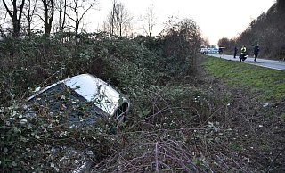 Das Auto blieb im Dickicht an der Straßenböschung stehen. - Thomas Kube Das Auto blieb im Dickicht an der Straßenböschung stehen. - Thomas Kube
