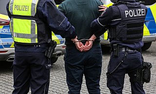 Die Polizei nahm den Angreifer noch im Gütersloher Bahnhofsgebäude vorläufig fest; am Mittag wurde er einem Haftrichter vorgeführt. - imago images/Rene Traut Die Polizei nahm den Angreifer noch im Gütersloher Bahnhofsgebäude vorläufig fest; am Mittag wurde er einem Haftrichter vorgeführt. - imago images/Rene Traut
