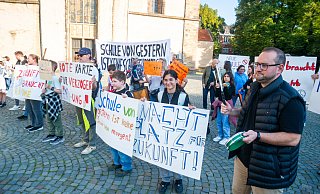 Vor Beginn der Ratssitzung unterstreichen Schülerinnen und Schüler der Geschwister-Scholl-Realschule ihren Wunsch nach einer modernen Schule mit Trommeln und Plakaten. - Ralf Bittner Vor Beginn der Ratssitzung unterstreichen Schülerinnen und Schüler der Geschwister-Scholl-Realschule ihren Wunsch nach einer modernen Schule mit Trommeln und Plakaten. - Ralf Bittner