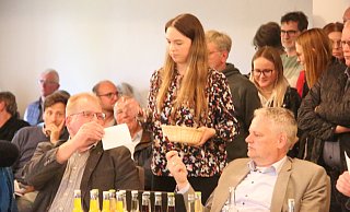 Eine Verwaltungsmitarbeiterin sammelt die Stimmzettel der geheimen Abstimmung ein. - Burkhard Battran Eine Verwaltungsmitarbeiterin sammelt die Stimmzettel der geheimen Abstimmung ein. - Burkhard Battran