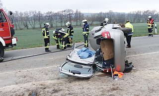 Die Feuerwehr musste das Autodach abtrennen, um die Verletzten zu befreien. - Polizei Höxter Die Feuerwehr musste das Autodach abtrennen, um die Verletzten zu befreien. - Polizei Höxter