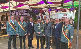 Königlicher Herrenabend: Rendant Frank Langenhorst (v.l.), Heide-Hauptmann Peter Disselnmeyer, Carsten Linnemann (MdB), Schützenkönig Dirk Scholl, Oberstleutnant Bernd Zengerling, Landrat Christoph Rüther, stellv. Bürgermeister Manfred Pantke, Dompropst Joachim Göbel und Oberst Thomas Spieker. - PBSV Königlicher Herrenabend: Rendant Frank Langenhorst (v.l.), Heide-Hauptmann Peter Disselnmeyer, Carsten Linnemann (MdB), Schützenkönig Dirk Scholl, Oberstleutnant Bernd Zengerling, Landrat Christoph Rüther, stellv. Bürgermeister Manfred Pantke, Dompropst Joachim Göbel und Oberst Thomas Spieker. - PBSV