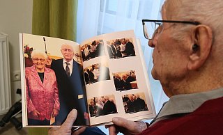 Über 70 glückliche Ehejahre haben Anneliese und Erwin Waßmann zusammen verbracht. Der 100-Jährige kann von unzähligen Erinnerungen an das gemeinsame Leben berichten. - Ilka Gülker Über 70 glückliche Ehejahre haben Anneliese und Erwin Waßmann zusammen verbracht. Der 100-Jährige kann von unzähligen Erinnerungen an das gemeinsame Leben berichten. - Ilka Gülker