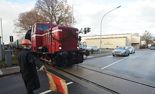 Während der Rangierarbeit hatte die Museumsbahn Vorfahrt. Die Bergstraße in Pr. Oldendorf war natürlich deswegen per Posten gesichert. - Joern Spreen-Ledebur Während der Rangierarbeit hatte die Museumsbahn Vorfahrt. Die Bergstraße in Pr. Oldendorf war natürlich deswegen per Posten gesichert. - Joern Spreen-Ledebur