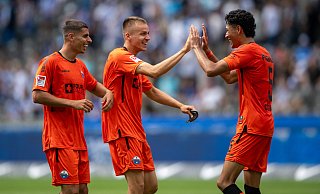 Zweitliga-Debütant Santiago Castaneda (r.) und Koen Kostons (l.) gratulieren Filip Bilbija, der soeben das 2:0 für Paderborn erzielt hat. - IMAGO/Matthias Koch Zweitliga-Debütant Santiago Castaneda (r.) und Koen Kostons (l.) gratulieren Filip Bilbija, der soeben das 2:0 für Paderborn erzielt hat. - IMAGO/Matthias Koch