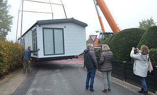 Ein Haus schwebt ein. Monika und Alfred Dierks haben sich bei E-Bay ihr neues Wohnhaus gekauft – ein Mobilheim, das mit dem Kran angeliefert werden muss. - Sibylle Kemna Ein Haus schwebt ein. Monika und Alfred Dierks haben sich bei E-Bay ihr neues Wohnhaus gekauft – ein Mobilheim, das mit dem Kran angeliefert werden muss. - Sibylle Kemna
