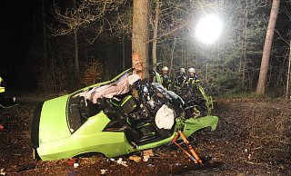 Der Dodge prallte auf der Leverner Straße in Bohmte gegen einen Baum. Aus dem Wrack rettete die Feuerwehr Stemwede den 29-jährigen Fahrer und seine fünfjährige Tochter. Der Fahrer wurde lebensgefährlich verletzt und ins Klinikum Minden geflogen. - Joern Spreen-Ledebur Der Dodge prallte auf der Leverner Straße in Bohmte gegen einen Baum. Aus dem Wrack rettete die Feuerwehr Stemwede den 29-jährigen Fahrer und seine fünfjährige Tochter. Der Fahrer wurde lebensgefährlich verletzt und ins Klinikum Minden geflogen. - Joern Spreen-Ledebur