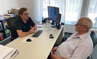 Der Gütersloher Rechtsanwalt André Landherr und sein Mandant Jakob Reger warten seit Wochen darauf, dass sie Akteneinsicht bekommen. - Christian Bröder Der Gütersloher Rechtsanwalt André Landherr und sein Mandant Jakob Reger warten seit Wochen darauf, dass sie Akteneinsicht bekommen. - Christian Bröder