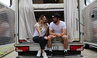 Laura Dyck und Jens Klassen vor ihrem umgebauten Rettungswagen. - Lena Kley Laura Dyck und Jens Klassen vor ihrem umgebauten Rettungswagen. - Lena Kley