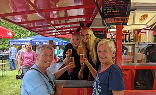 Hanne Schumacher (v. l.), Selina, Janine und Karola Westermann genossen im vergangenen Jahr ein frisches Kölsch auf dem Bierboulevard. - Alex Wall Hanne Schumacher (v. l.), Selina, Janine und Karola Westermann genossen im vergangenen Jahr ein frisches Kölsch auf dem Bierboulevard. - Alex Wall