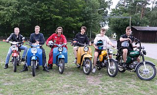 Fallen auf, wenn sie in der Gruppe mit ihren Simson-Mopeds unterwegs sind: Jost Rohlfing (v.l.), Jonah Moormann, Jan-Erik Titkemeier, Till Becker, Erik Borcherding und Mirko Meyrose. - Sonja Rohlfing Fallen auf, wenn sie in der Gruppe mit ihren Simson-Mopeds unterwegs sind: Jost Rohlfing (v.l.), Jonah Moormann, Jan-Erik Titkemeier, Till Becker, Erik Borcherding und Mirko Meyrose. - Sonja Rohlfing
