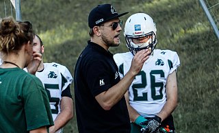 Headcoach Felix Gorny und seine Trainerkollegen bereiten die Bulldogs auf den Saisonstart vor. Foto: zarnke - zarnke Headcoach Felix Gorny und seine Trainerkollegen bereiten die Bulldogs auf den Saisonstart vor. Foto: zarnke - zarnke