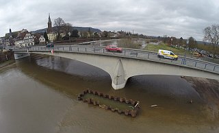 Bis jenseits der Spundwandkästen, innerhalb derer die Fundamente für den Pylon errichtet werden sollen, reicht das Wasser auf der Boffzener Weserseite. - Thomas Kube Bis jenseits der Spundwandkästen, innerhalb derer die Fundamente für den Pylon errichtet werden sollen, reicht das Wasser auf der Boffzener Weserseite. - Thomas Kube
