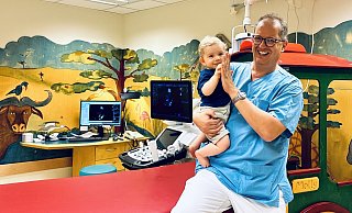 Oberarzt der Klinik für Kinder- und Jugendmedizin Peter Richter mit Leno. - St. Vincenz-Kliniken Oberarzt der Klinik für Kinder- und Jugendmedizin Peter Richter mit Leno. - St. Vincenz-Kliniken