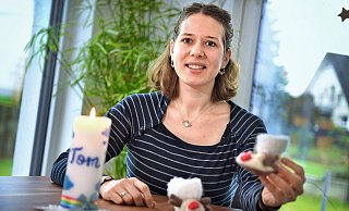 Eine Kerze für Tom: Lea Epps (36) „Sternenkind“ Tom, das sie 2020 während einer „stillen Geburt“ zur Welt brachte, wird immer einen Platz in den Herzen der Familie haben. Inzwischen ist die Bielefelderin Mutter der sechs Monate alten Sophia. - Barbara Franke Eine Kerze für Tom: Lea Epps (36) „Sternenkind“ Tom, das sie 2020 während einer „stillen Geburt“ zur Welt brachte, wird immer einen Platz in den Herzen der Familie haben. Inzwischen ist die Bielefelderin Mutter der sechs Monate alten Sophia. - Barbara Franke