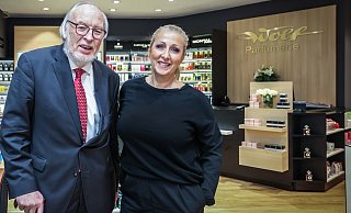 Johanna Schlurmann mit ihrem Vorgänger Reinhard Dieter Wolf in der rundum erneuerten Parfümerie. Foto: Sarah Jonek - Sarah Jonek Johanna Schlurmann mit ihrem Vorgänger Reinhard Dieter Wolf in der rundum erneuerten Parfümerie. Foto: Sarah Jonek - Sarah Jonek