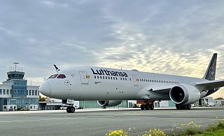 Der erste Dreamliner der Lufthansa bietet Platz für 294 Passagiere. Eigentlich war die 787-9 für Hainan Airlines gebaut worden, doch die Chinesen nahmen sie wegen der Pandemie nicht ab. In Paderborn war es die erste Dreamliner-Landung – inklusive Flaggengruß. Ab Dezember soll der Flieger nach New York und zurück pendeln. - Jens Reddeker Der erste Dreamliner der Lufthansa bietet Platz für 294 Passagiere. Eigentlich war die 787-9 für Hainan Airlines gebaut worden, doch die Chinesen nahmen sie wegen der Pandemie nicht ab. In Paderborn war es die erste Dreamliner-Landung – inklusive Flaggengruß. Ab Dezember soll der Flieger nach New York und zurück pendeln. - Jens Reddeker