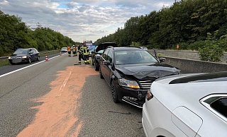 Einsatzkräfte der Breunaer Feuerwehr streuen auslaufendes Benzin ab. - FFW Breuna Einsatzkräfte der Breunaer Feuerwehr streuen auslaufendes Benzin ab. - FFW Breuna
