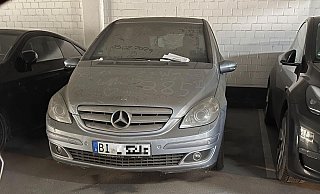 Dieser Bielefelder Mercedes ist wohl aufgegeben worden. Er steht seit rund zwei Jahren in einem Parkhaus in Hilden. - privat Dieser Bielefelder Mercedes ist wohl aufgegeben worden. Er steht seit rund zwei Jahren in einem Parkhaus in Hilden. - privat