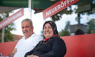 Dieses Ehepaar ist vor vielen Jahrzehnten aus der Türkei nach Espelkamp gezogen und fühlt sich inzwischen hier sehr wohl. Sie nahmen am Fotowettbewerb des Qaurtiersmanagements teil. - Quartiersmanagement Espelkamp Dieses Ehepaar ist vor vielen Jahrzehnten aus der Türkei nach Espelkamp gezogen und fühlt sich inzwischen hier sehr wohl. Sie nahmen am Fotowettbewerb des Qaurtiersmanagements teil. - Quartiersmanagement Espelkamp
