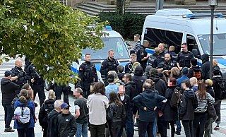 Die Gegendemonstranten versammelten sich unter dem Stichwort "Genug spaziert". - Christian Matthiesen Die Gegendemonstranten versammelten sich unter dem Stichwort "Genug spaziert". - Christian Matthiesen