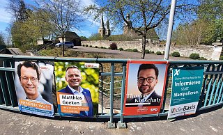 Die Landtagswahl ist in der heißen Phase angekommen. Nicht nur Wahlplakate, wie hier an der Abtei Marienmünster, sondern auch das plötzliche Auftauchen von viel Politprominenz im Kreis Höxter Zeugen davon. - David Schellenberg Die Landtagswahl ist in der heißen Phase angekommen. Nicht nur Wahlplakate, wie hier an der Abtei Marienmünster, sondern auch das plötzliche Auftauchen von viel Politprominenz im Kreis Höxter Zeugen davon. - David Schellenberg