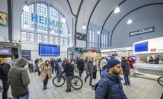Verlässt du dich auf die Bahn, dann bist du verlassen, stöhnt so mancher Pendler, der auf die Bahn angewiesen ist. - Sarah Jonek Verlässt du dich auf die Bahn, dann bist du verlassen, stöhnt so mancher Pendler, der auf die Bahn angewiesen ist. - Sarah Jonek