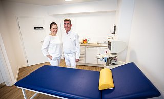 Orthopäde und Chirurg Mark Tenge (65) ist froh, mit Fachärztin Jadranka Simic (42) jemanden gefunden zu haben, der die Praxis an der Hauptstraße 92 in seinem Sinne weiterführt. - Mike-Dennis Müller / www.mdm.photo Orthopäde und Chirurg Mark Tenge (65) ist froh, mit Fachärztin Jadranka Simic (42) jemanden gefunden zu haben, der die Praxis an der Hauptstraße 92 in seinem Sinne weiterführt. - Mike-Dennis Müller / www.mdm.photo