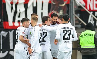 SCP-Stürmer Adriano Grimaldi (3. v. r.) jubelt mit seinen Teamkollegen über seinen Treffer zum 0:1. - Daniel Karmann SCP-Stürmer Adriano Grimaldi (3. v. r.) jubelt mit seinen Teamkollegen über seinen Treffer zum 0:1. - Daniel Karmann
