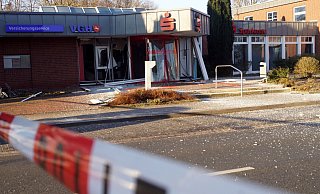 Der Eingangsbereich mitsamt Automaten wurde bei der Sprengung in Bruchmühlen zerstört. - Niklas Krämer Der Eingangsbereich mitsamt Automaten wurde bei der Sprengung in Bruchmühlen zerstört. - Niklas Krämer