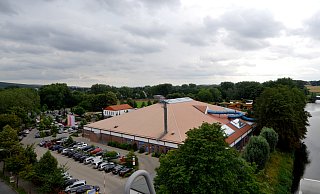 Auf dem Parkplatz vor dem Gebäude würden die Herforder Freizeitbetriebe gerne ein weiteres Schwimmbecken bauen. - (Symbolbild): Ralf Bittner Auf dem Parkplatz vor dem Gebäude würden die Herforder Freizeitbetriebe gerne ein weiteres Schwimmbecken bauen. - (Symbolbild): Ralf Bittner