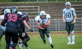Auf gehts: Bulldog-Spieler Fabian Korbmacher versucht mit dem Ball Raum zu gewinnen. Rechts schaut Quarterback Niklas Gorny zu. - Andreas Zobe Auf gehts: Bulldog-Spieler Fabian Korbmacher versucht mit dem Ball Raum zu gewinnen. Rechts schaut Quarterback Niklas Gorny zu. - Andreas Zobe