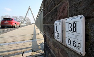 Über die Weserbrücke in Höxter führt die Landesstraße 755 – sie darf aber derzeit nur bis zu einem bestimmten Gewicht der Fahrzeuge befahren werden. - David Schellenberg Über die Weserbrücke in Höxter führt die Landesstraße 755 – sie darf aber derzeit nur bis zu einem bestimmten Gewicht der Fahrzeuge befahren werden. - David Schellenberg