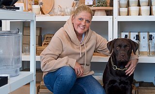 Irina Nolting mit ihrer Hündin Peppa im 'Glücksraum'. - Wencke Meckenstock Irina Nolting mit ihrer Hündin Peppa im 'Glücksraum'. - Wencke Meckenstock