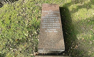 In der Nacht von Sonntag auf Montag haben Unbekannte das dem preußischen Berghauptmann Karl von Oeynhausen gewidmete Denkmal im Kurpark umgestürzt. Dabei ist der Obelisk in drei Teile zerbrochen. - Elke Niedringhaus-Haasper In der Nacht von Sonntag auf Montag haben Unbekannte das dem preußischen Berghauptmann Karl von Oeynhausen gewidmete Denkmal im Kurpark umgestürzt. Dabei ist der Obelisk in drei Teile zerbrochen. - Elke Niedringhaus-Haasper