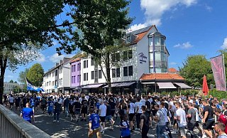 Arminia-Fans nehmen die Stapenhorststraße ein. - Stefan Brams Arminia-Fans nehmen die Stapenhorststraße ein. - Stefan Brams