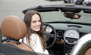Cabrio-Feeling: Lara Sprungmann vom Autohaus Sprungmann in einem Mini-Roadster. Sie wurden von 2012 bis 2015 gebaut, dann stellte BMW die Produktion ein. - Peter Unger Cabrio-Feeling: Lara Sprungmann vom Autohaus Sprungmann in einem Mini-Roadster. Sie wurden von 2012 bis 2015 gebaut, dann stellte BMW die Produktion ein. - Peter Unger