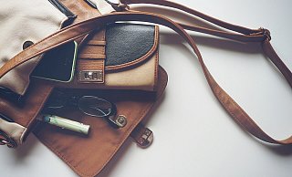 Eine Brakelerin soll an einer Ladenkasse ihre Tasche öffnen - das ärgert sie. - Symbolbild: Pixabay/freephotocc Eine Brakelerin soll an einer Ladenkasse ihre Tasche öffnen - das ärgert sie. - Symbolbild: Pixabay/freephotocc