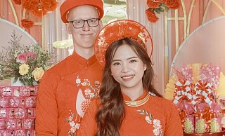 Für die Eltern der Braut waren die traditionellen Hochzeitsfeierlichkeiten die einzige Möglichkeit, an der Vermählung ihrer Tochter teilzuhaben. Rund 200 Gäste teilten diesen besonderen Tag mit der Familie. - Mr. Pha Für die Eltern der Braut waren die traditionellen Hochzeitsfeierlichkeiten die einzige Möglichkeit, an der Vermählung ihrer Tochter teilzuhaben. Rund 200 Gäste teilten diesen besonderen Tag mit der Familie. - Mr. Pha