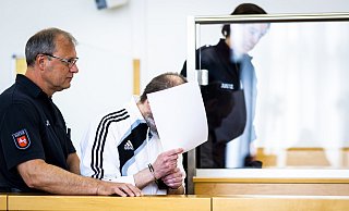 Das Urteil gegen Robert E. - hier im Saal des Landgerichts Hannover - soll voraussichtlich am 14. August gesprochen werden. - Moritz Frankenberg/dpa Das Urteil gegen Robert E. - hier im Saal des Landgerichts Hannover - soll voraussichtlich am 14. August gesprochen werden. - Moritz Frankenberg/dpa